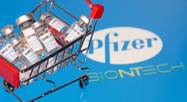 pfizer-carro-vacunas-reuters.jpg