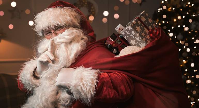 Papa-Noel-vestido-de-rojo-y-saco-con-regalos-iStock.jpg