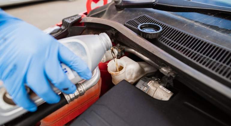 Liquido-frenos-coche-iStock-1224338719.jpg