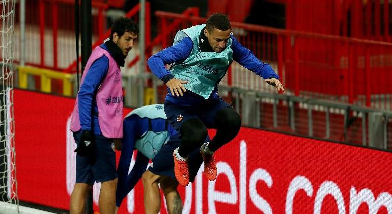 rodrigo-salto-calentamiento-champions-efe.jpg