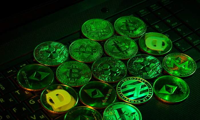 criptomonedas-ordenador-verdes-dreamstime.jpg