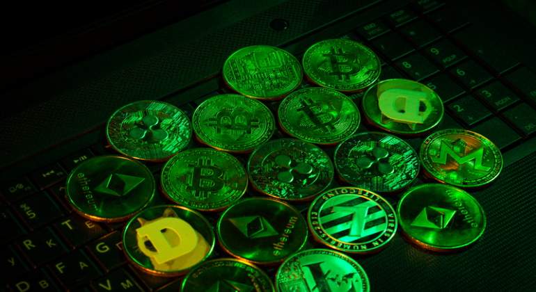 criptomonedas-ordenador-verdes-dreamstime.jpg