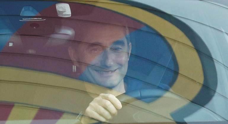 ernesto-valverde-sale-campnou-escudo-barcelona-reuters.jpg