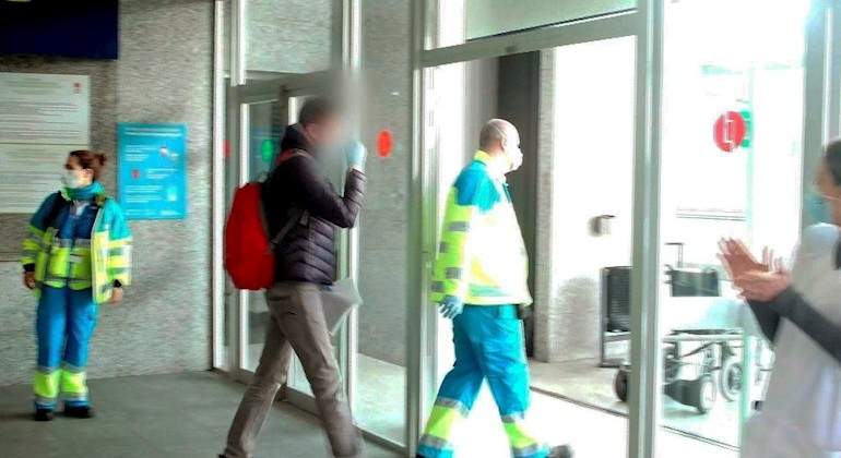 medicos-puerta-hospital-efe.jpg
