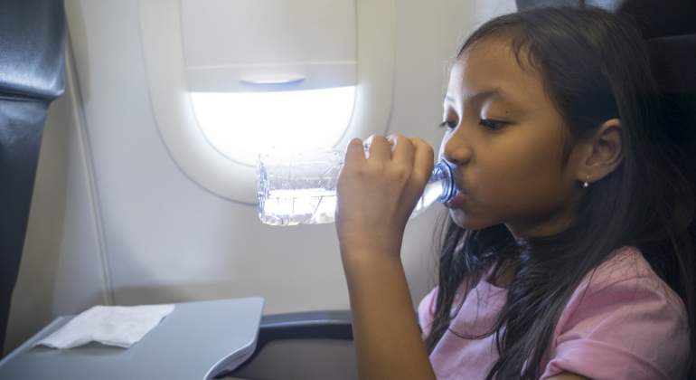 agua-embotellada-avion-nina-dreams.jpg