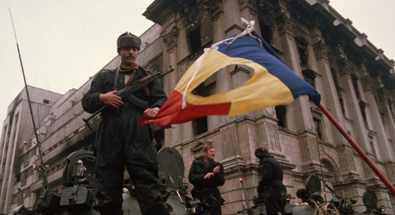 rumania-bandera-soldados.jpg