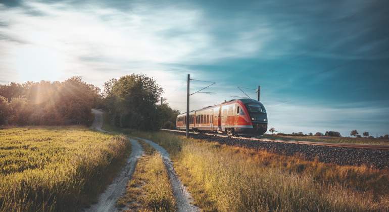 Un tren circula por una va prxima al campo