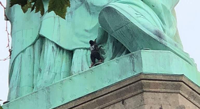 estatua-de-la-libertad-mujes-escala-reuters.jpg