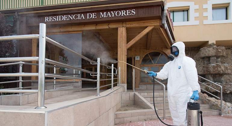 residencia-mayores-desinfeccion-covid-efe.jpg