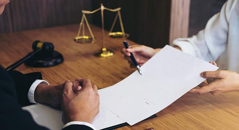770-x-420-Contrato-en-revision-Istock.jpg