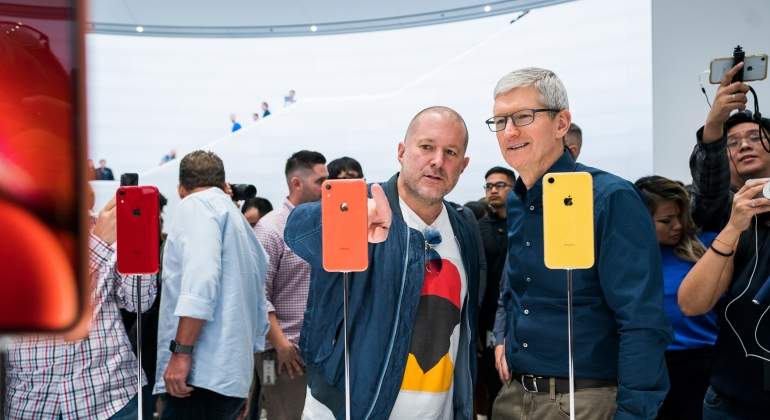 Jony-Ive-apple.jpg