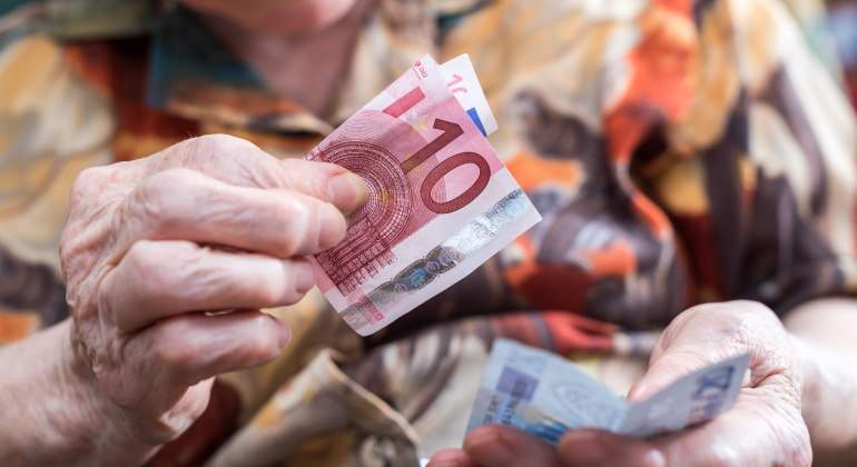 jubilada-billetes-euros-manos-dreamstime.jpg