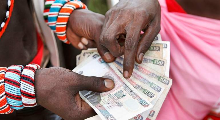 kenia-dinero-manos.jpg