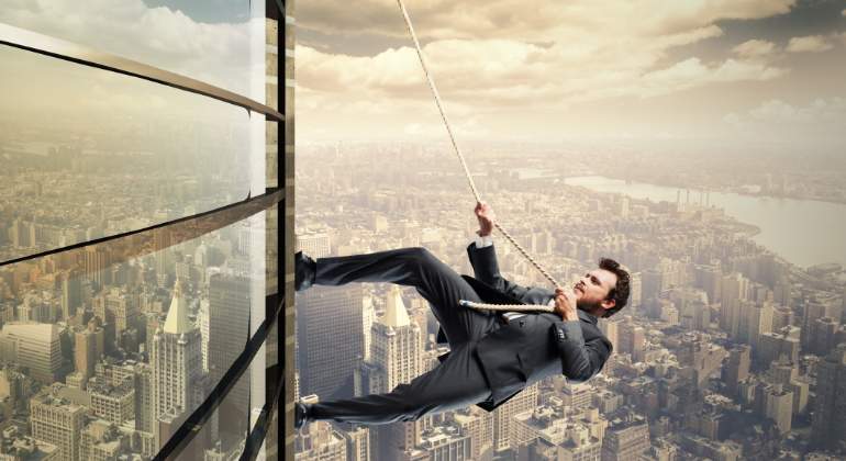 hombre-negocios-escalando-dreamstime.jpg