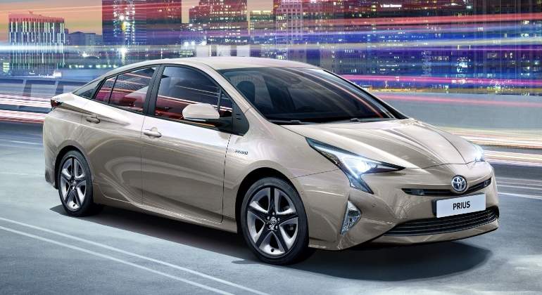 toyota-prius-2018-01.jpg
