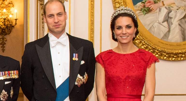kate-vestidorojo-tiara.jpg