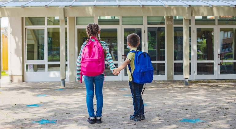 dos-ninos-yendo-al-colegio.jpg