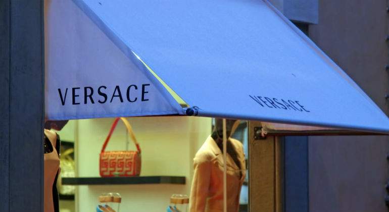 versace-toldo-dreamstime.jpg