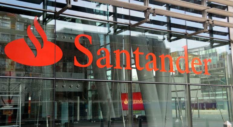 santander-cristal-escaparate-istock.jpg