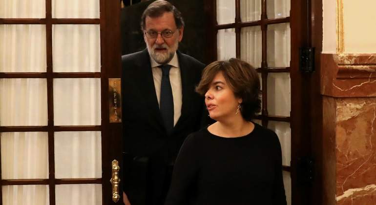 rajoy-soraya-congreso-puerta-reuters.jpg
