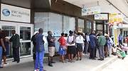 Zimbabue recae en la crisis económica entre escasez de divisas, huelgas y falta de combustible