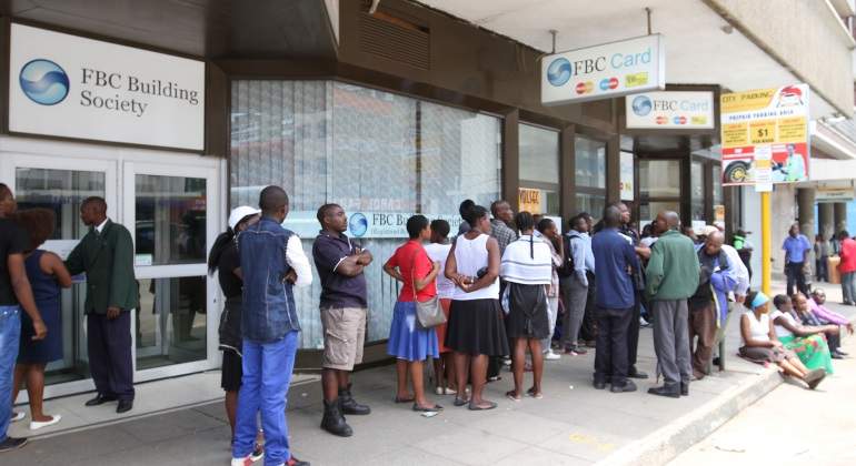 colas-zimbabue-dinero.jpg