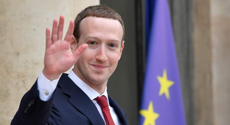 zuckerberg-adios-mano-facebook-perdidas-2021-ep.jpg