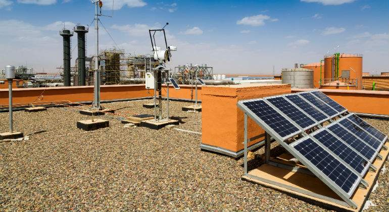solar-panel-arriba-casa-alamy.jpg