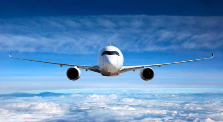 Las aerolíneas maniobran en la UE para bajar las indemnizaciones por retrasos