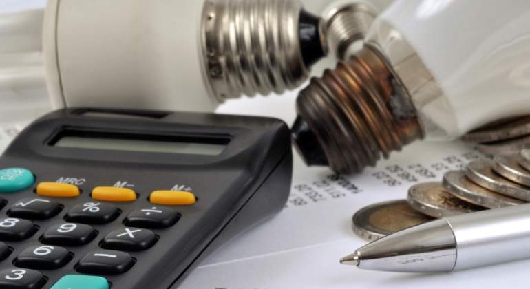 factura-luz-calculadora-dinero-bombilla-dreamstime.jpg