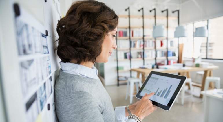 mujer-grafico-tablet-getty.jpg