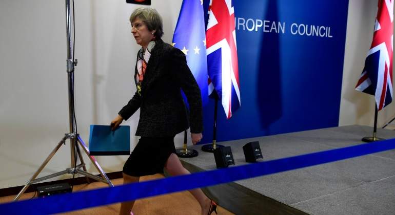 may-theresa-banderas.jpg