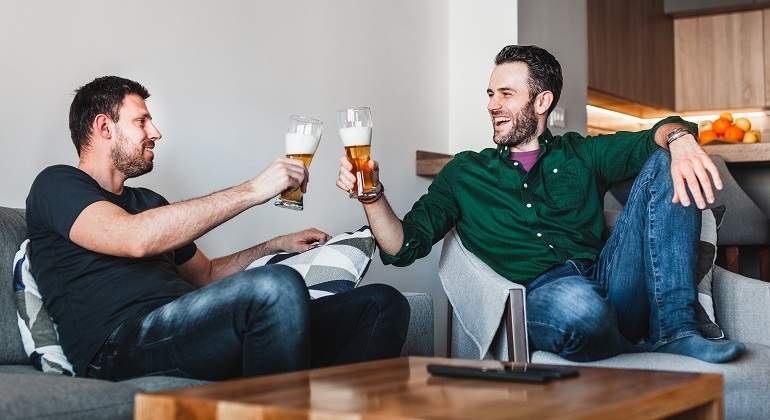 compartir-piso-cervezas-recurso-dreamstime.jpg