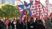 Cerca de 200 trabajadores muestran su indignación por el ERE ante la junta de CaixaBank: Esto es una purga