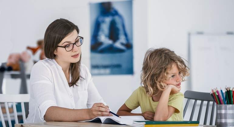 Profesora-nino-estudiar-iStock.jpg