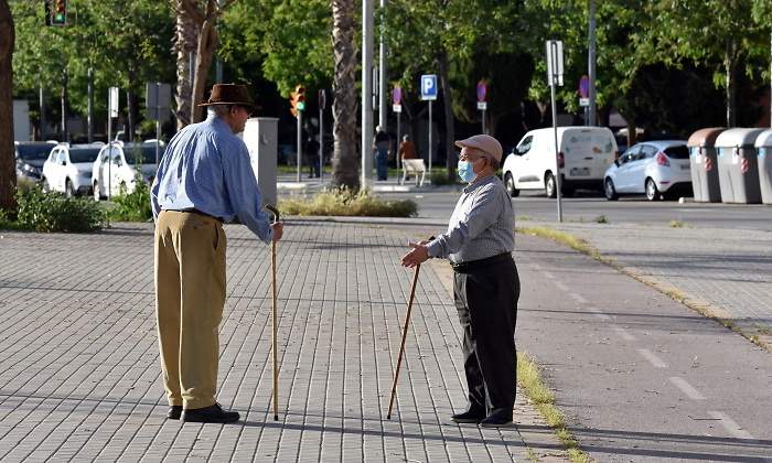 ancianos-paseo-barcelona-getty.jpg