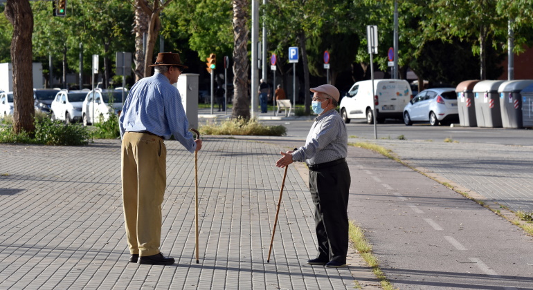 ancianos-paseo-barcelona-getty.jpg