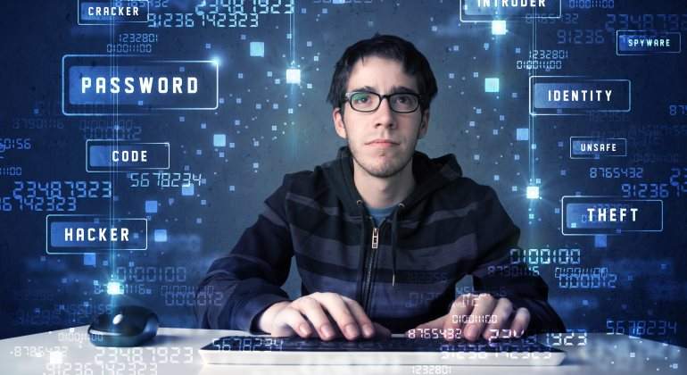 hacker-informatico-ordenador-azul-capucha-770-dreamstime.jpg