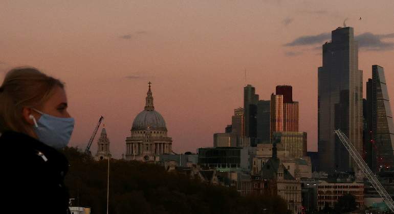 mujer-mascarilla-coronavirus-covid-londres-catedral-san-pablo-distrito-financiero-4noviembre2020-reuters-770x420.jpg