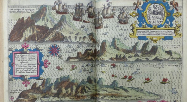 Libro antiguo con un mapa de Canarias