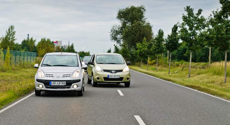adelantamiento-coche-carretera-istock