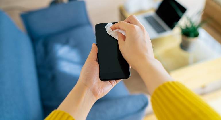 Limpia-la-pantalla-de-un-movil-iStock.jpg