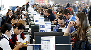 La Comisión Europea hace un guiño a España: pide evitar restricciones de movilidad entre países y hacer más PCR a los viajeros