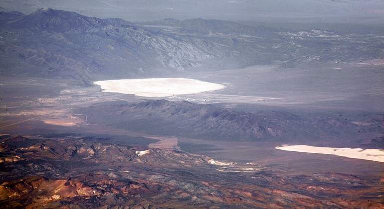 1024px-Groom_Lake_and_Papoose_Lake.jpg