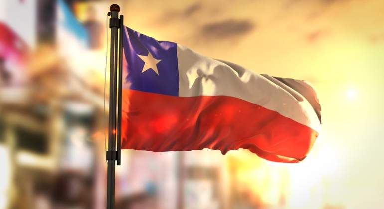 Bandera de Chile sobre una puesta de sol