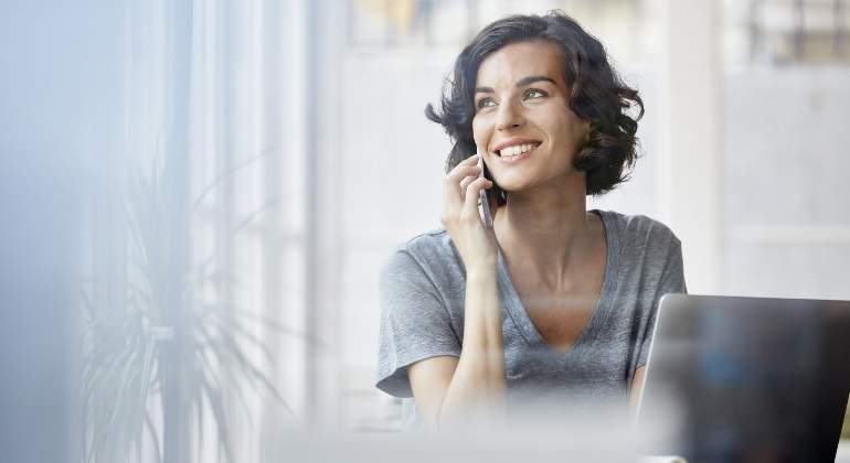 mujer-trabajadora-empleada-feliz-sonrisa-movil-getty-770x420.jpg