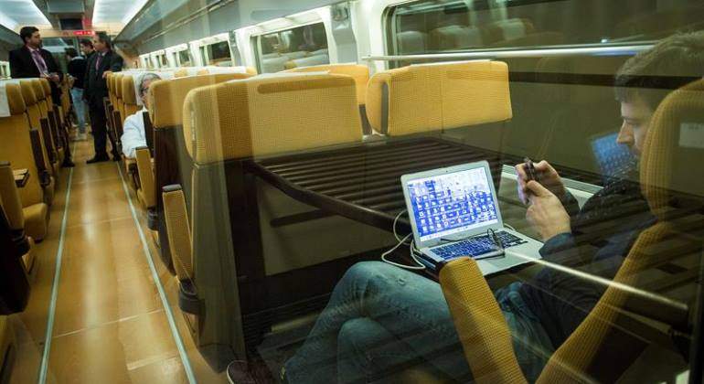ave-renfe-pasajeros-770-efe.jpg