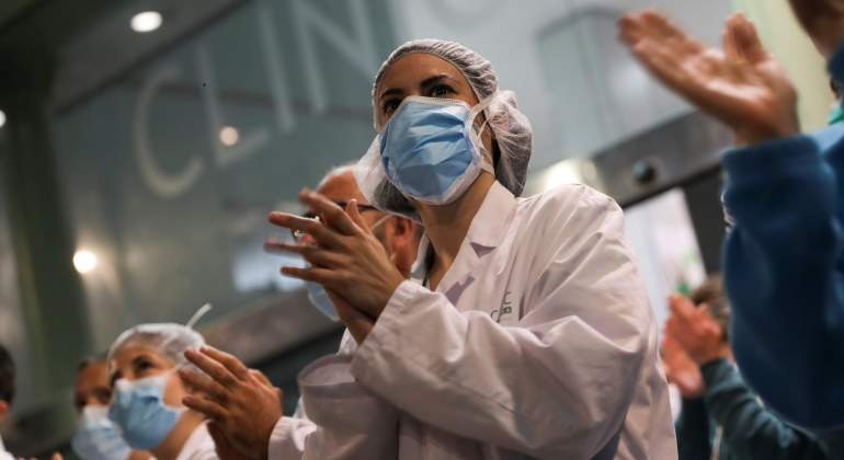 coronavirus-sanitarios-aplauden-reuters.jpg