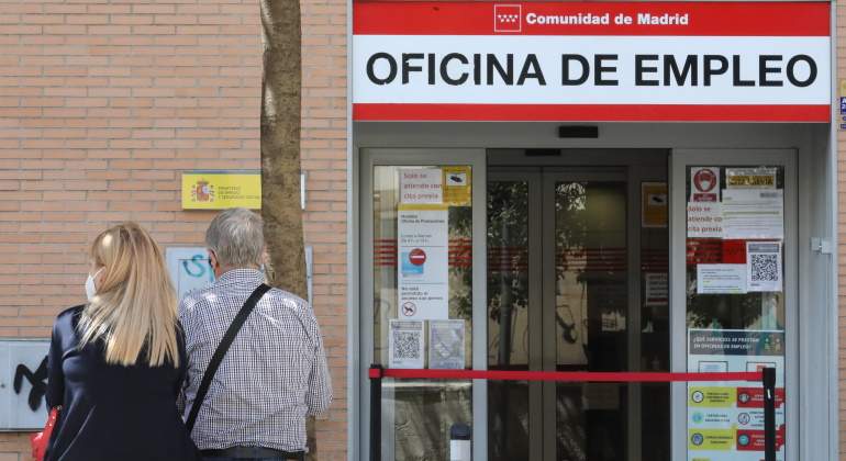 oficina-empleo-madrid-personas-sentadas-ep.jpg