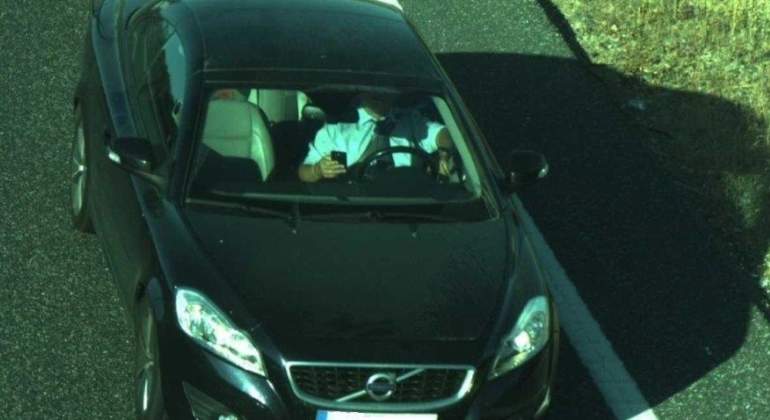 movil-coche-uso-volante-multa-dgt-ep.jpg